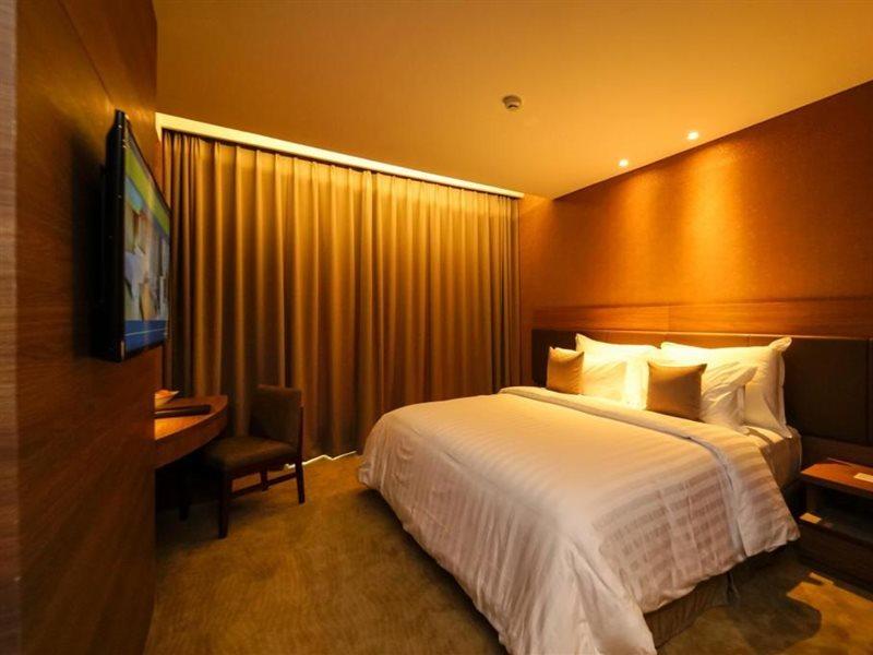 The Excelton Hotel Palembang Exterior photo