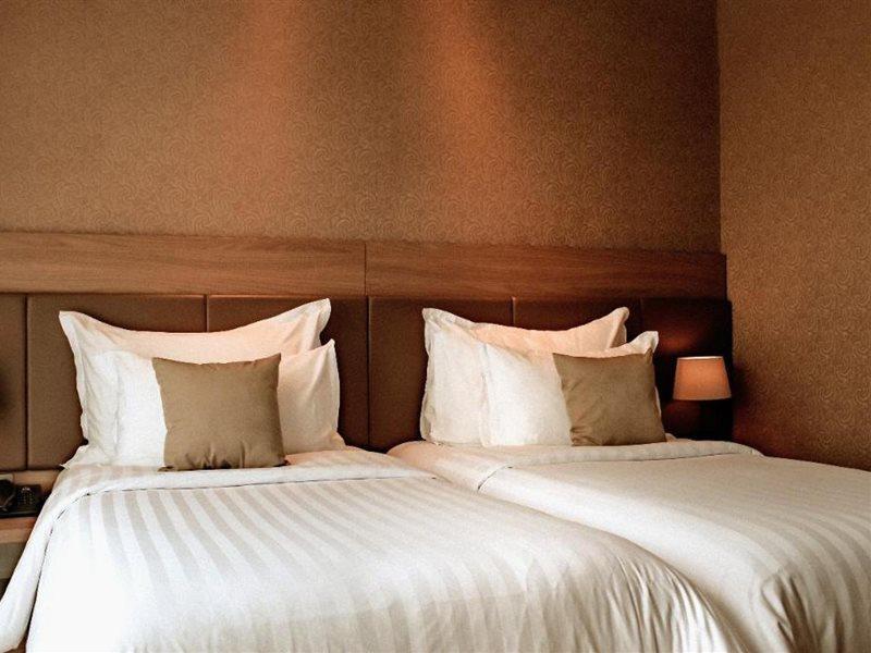The Excelton Hotel Palembang Exterior photo